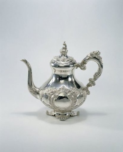 Coffee pot, pear-shaped, with rocailles and C- and S-scrolls