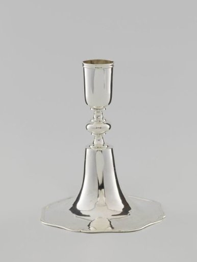 Candlestick of plain silver with a short stem and round foot, a gaming table candlestick or travel candlestick