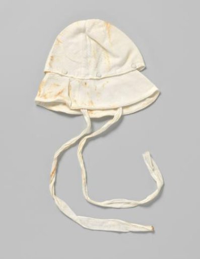 Children's cap of white piqué