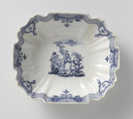 Shallow dish with a Chinese couple in a pavilion on the flat