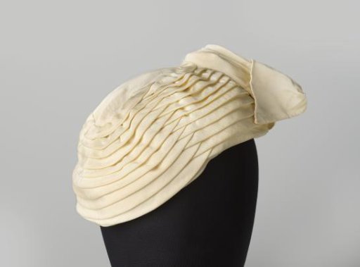 Flat cap with cream-colored taffeta silk asymmetrically pleated, with a bow on the left side