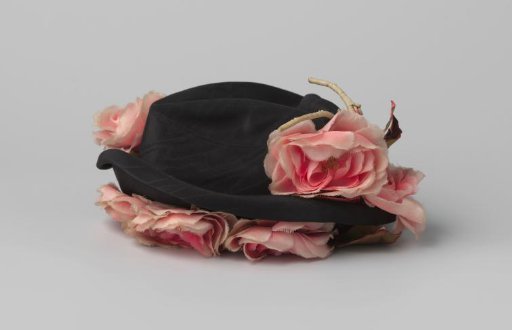 Hat of black, quilted taffeta with a raised back edge (so-called relevé), decorated with six pink roses
