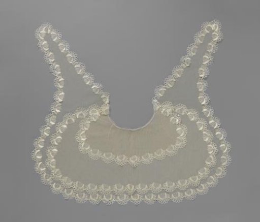 Pelerine with three layers of machine-made tulle finished with a scalloped edge of bobbin lace with large flower calyxes