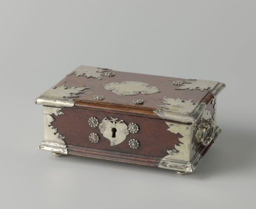 Sirih box of Amboina root wood with silver fittings