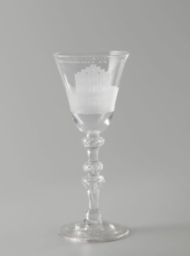 Wine glass with faces on the plantations Schravenhagen and Alida