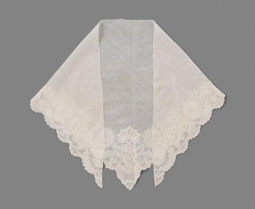 Linen batiste fichu, triangular and scalloped, embroidered with a border of floral garlands in point de Dresde