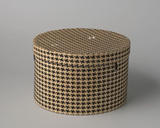 Hatbox, round, made of cardboard covered with white paper featuring a pied-de-poule pattern in black velvet