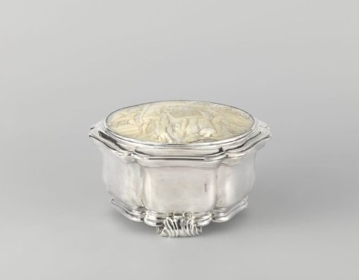 Snuffbox with a mounted mother-of-pearl plaque on the lid depicting scenes of salt extraction