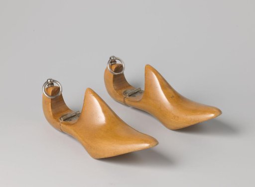 Lasting tree for a crocodile-skin sandal