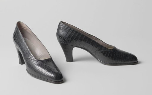 Pump made of blue-black crocodile leather