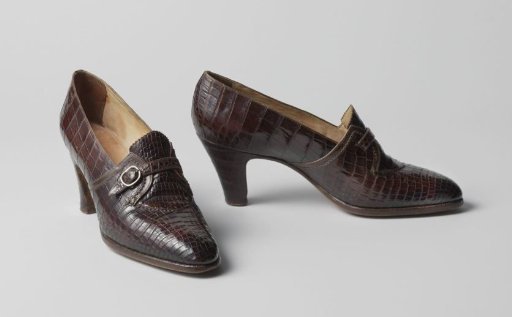Pump of brown crocodile leather with a silver-colored buckle