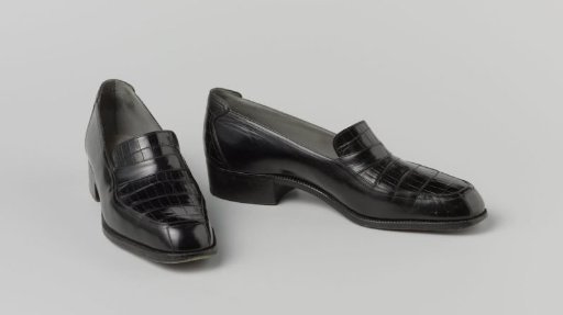 Instep of black leather with tongue of black crocodile leather