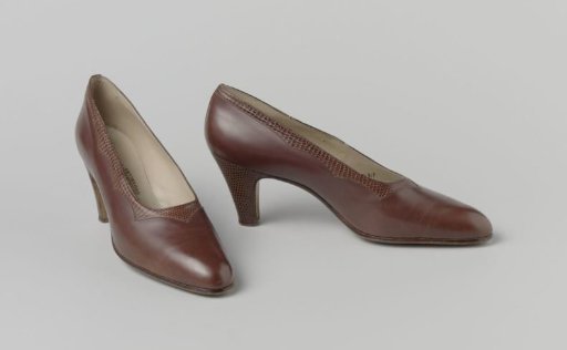Pair of pumps with scalloped edges