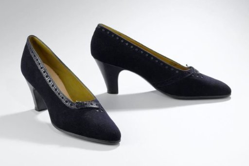 Pump of dark blue suede decorated with dark blue snakeskin
