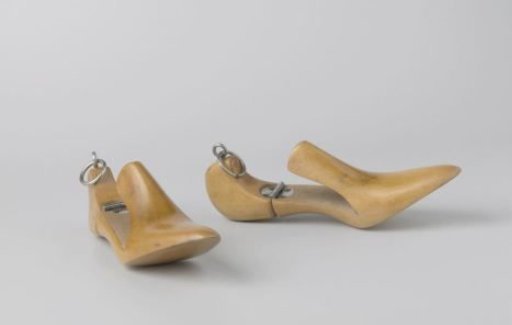 Wooden shoe tree
