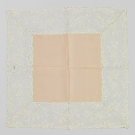 Pochet of salmon-colored crêpe de Chine of (artificial) silk trimmed with machine-made Mechelen lace