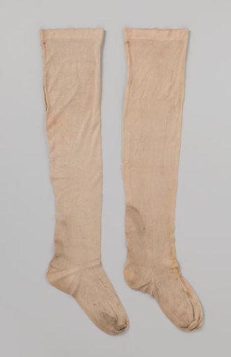 Stocking of plain cream-colored silk with an embroidered vertical stripe on the heel, ending in an arrow shape