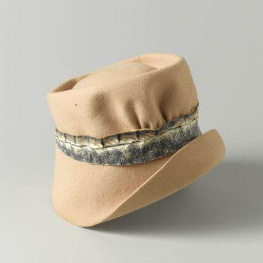 Cloche of beige or soft yellow felt with a painted leather band
