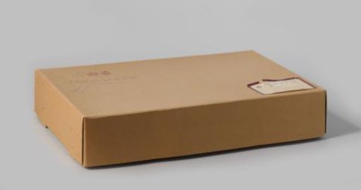 Box of brown cardboard, rectangular, with the stamp of Hirsch & Cie Amsterdam and a label with the address of the donor