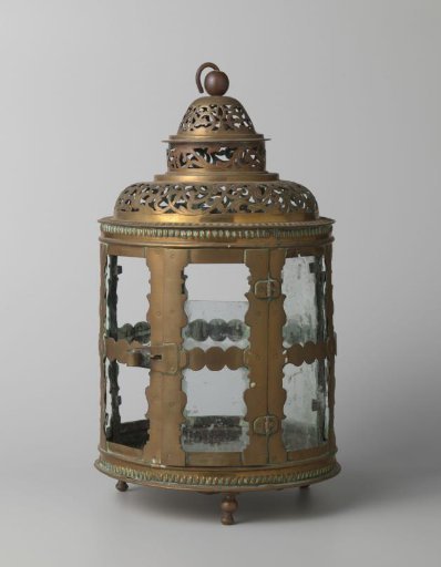 Lantern of copper, circular, with twelve panes, one hinged, on three ball feet and with a three-part jointed dome-shaped finial