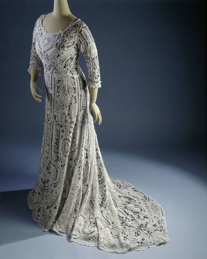 Jacket with half-length sleeves and train, of cotton lace with needle lace fillings