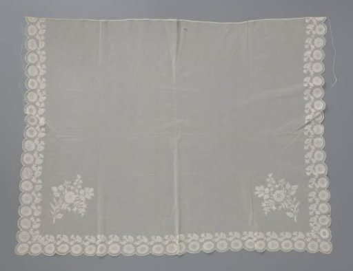 Hat veil of lace embroidery on tulle with a large daisy in each half-round shell