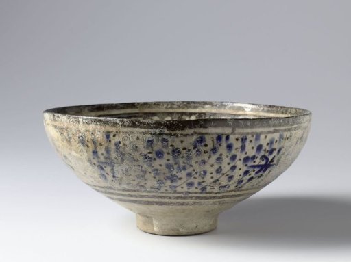 Bowl with three stylized birds among foliate scrolls