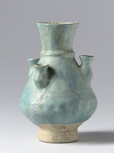 Vase with tree spouts