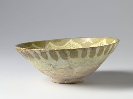 Bowl with a stylized bird and sprays