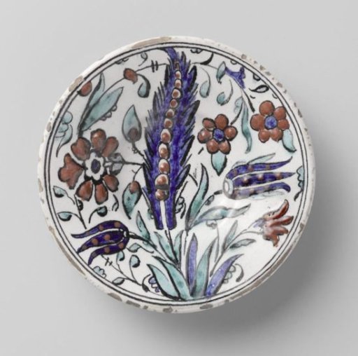 Plate with a stylized flowering plant