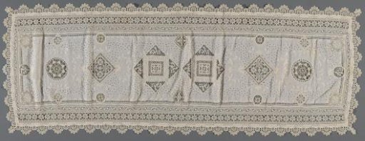 Table runner with monogram 'AL' or 'LA'