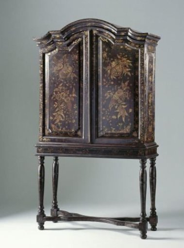Chinoiserie cabinet on an open stand