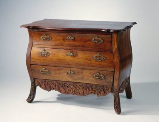 Colonial chest of drawers with three drawers