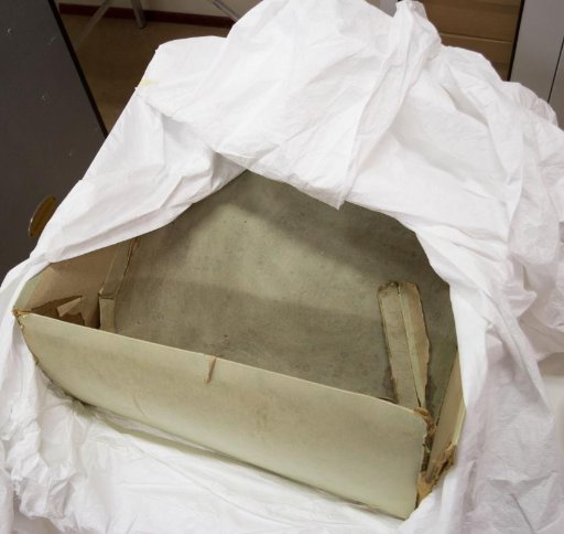 Hatbox with lid, cardboard covered with paper bearing the inscription 'Au Palais des Modes, Kalverstraat 179-181, P. Mars & Co.'