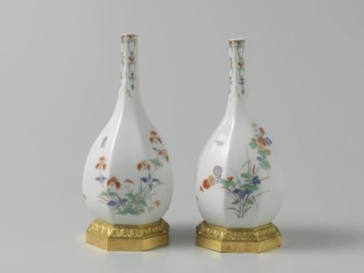 Bottle, polychrome painted with a Kakiemon decoration
