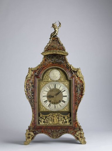 Table clock or console clock, veneered with marquetry of copper and tin on a tortoiseshell ground