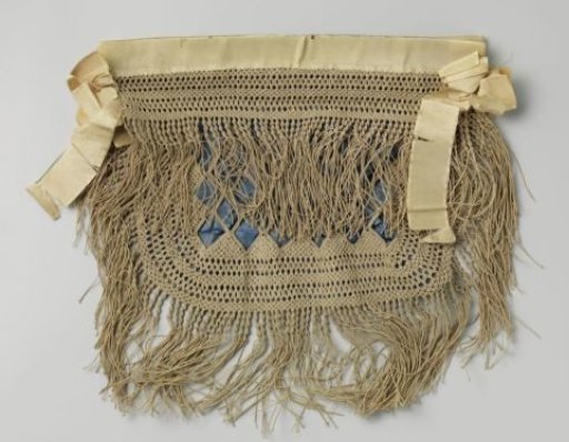 Bag of knotted (macramé) cord with a wooden clasp fastening covered in silk and lined with light blue silk