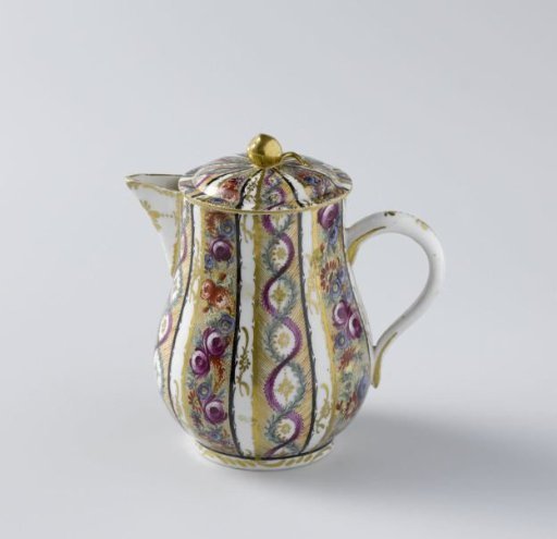 Milk jug with vertical borders