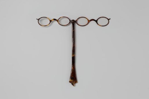 Lorgnon of imitation tortoiseshell with a long stem and two frames with differently cut glass in a white box