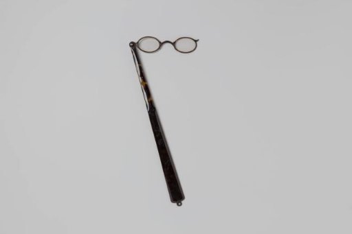 Lorgnon of imitation tortoiseshell with a long stem and eye, frame with oval cut glass in a box