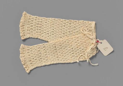 Mitten of white crocheted cotton