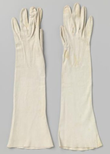 Glove of white chamois leather
