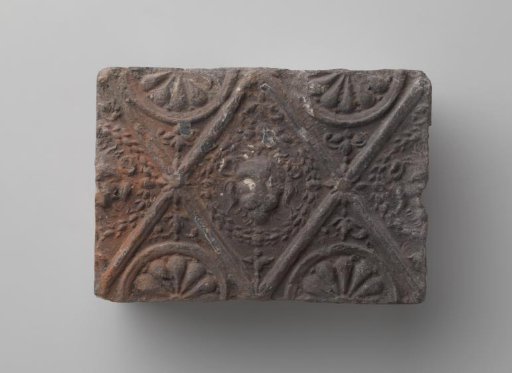 Fireplace with lion's head in a profiled diamond
