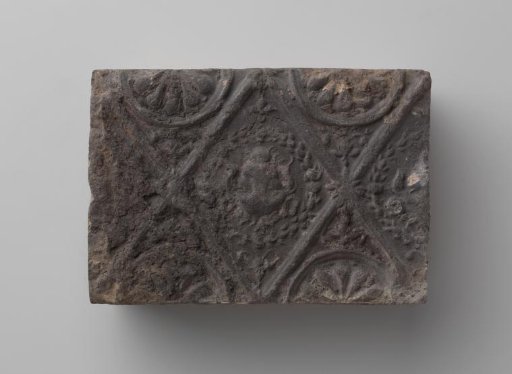 Fireplace with lion's head in a profiled diamond