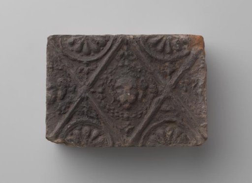 Fireplace with lion's head in a profiled diamond