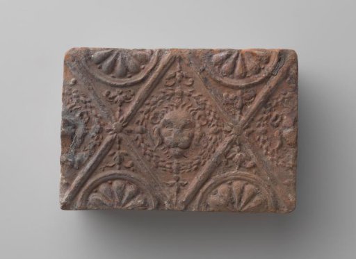 Fireplace with lion's head in a profiled diamond