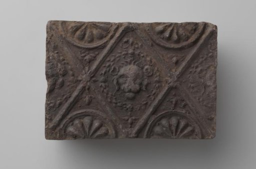 Fireplace with lion's head in a profiled diamond