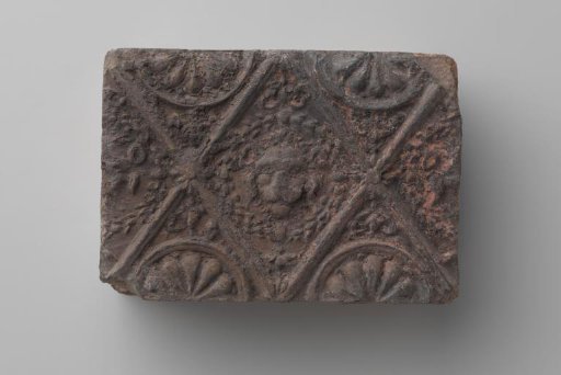 Fireplace with lion's head in a profiled diamond