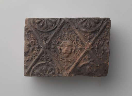 Fireplace with lion's head in a profiled diamond