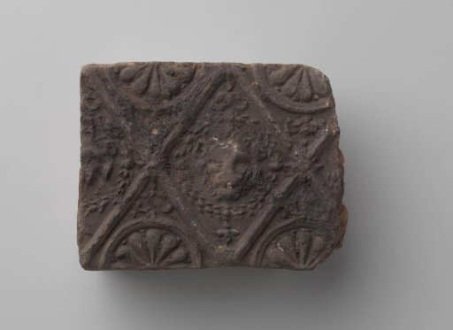 Fireplace with lion's head in a profiled diamond
